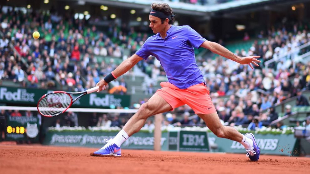 Roger Federer jugando un partido en Roland Garros
