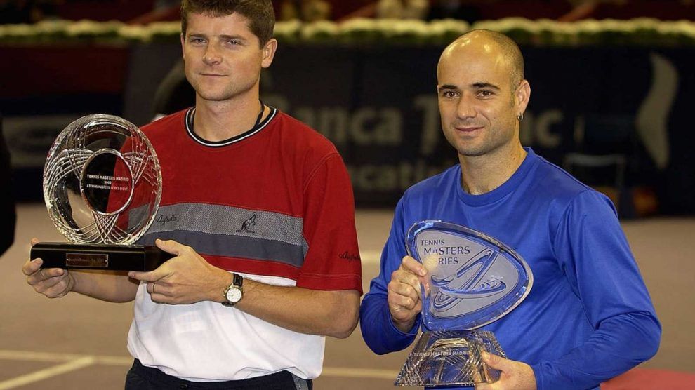 Andre Agassi posa con el título en el Mutua Madrid Open
