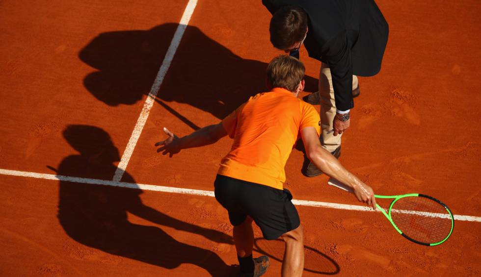 Goffin protesta al árbitro una bola en Roland Garros