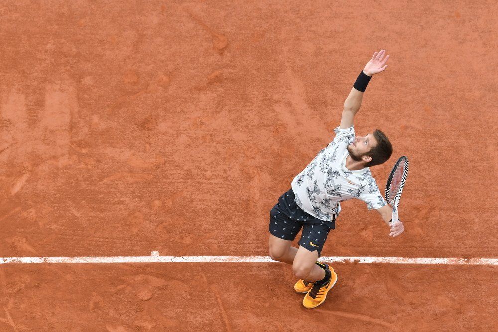 La `Revolución Francesa´ de Roland Garros 2 Corentit Moutet sacando en Roland Garros