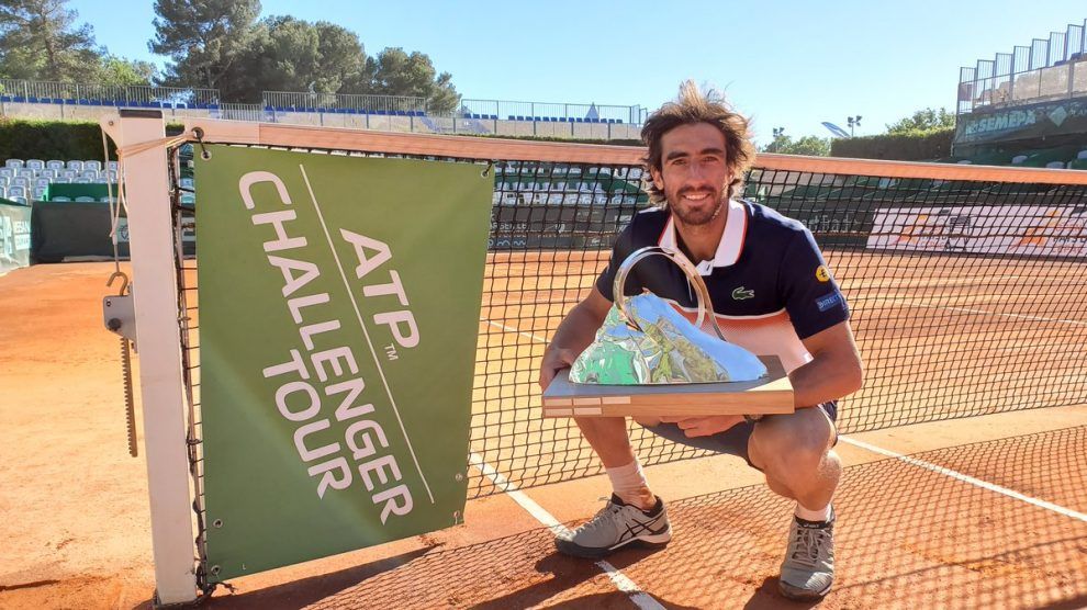 Pablo Cuevas posa con el título Challenger Aix en Provence