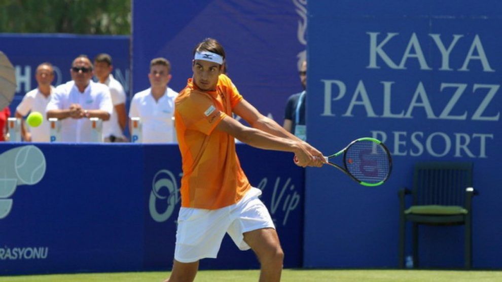 Lorenzo Sonego golpea un revés en el ATP Antalya
