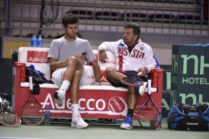 Sergio Sabadello y Karen Khachanov charlando tras un entrenamiento