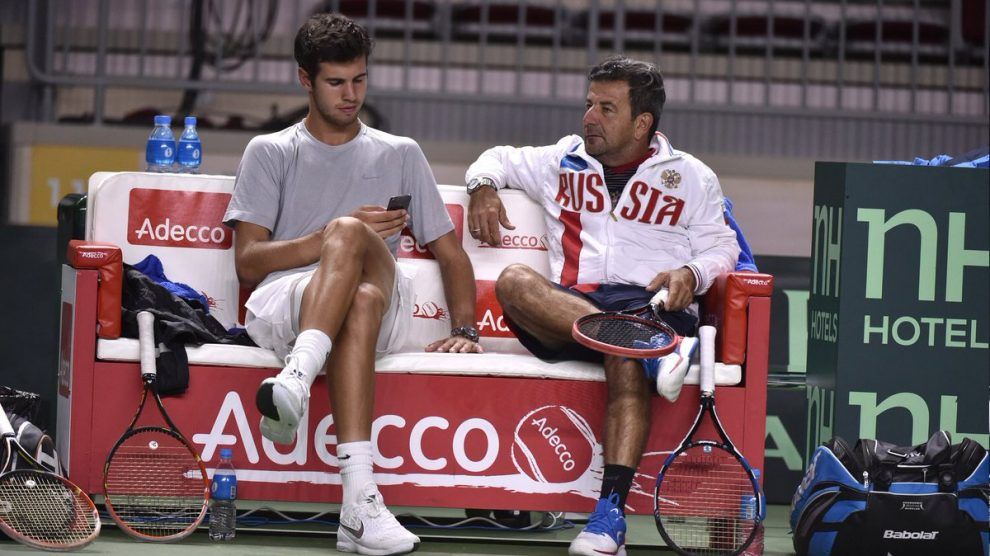 Sergio Sabadello y Karen Khachanov charlando tras un entrenamiento