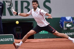 Novak Djokovic disputando un partido en Roland Garros