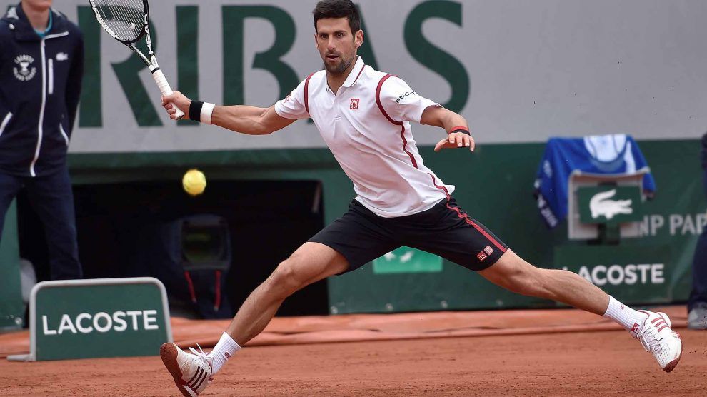 Novak Djokovic disputando un partido en Roland Garros