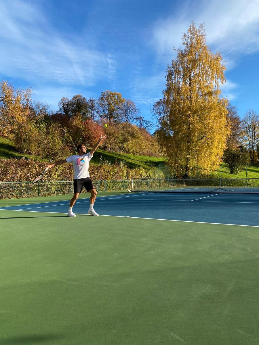 Roger Federer se entrena en cancha con miras a Australia 2021