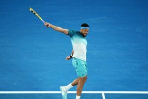 Jo-Wilfried Tsonga ejecutando un revés | Foto: ATP Tour