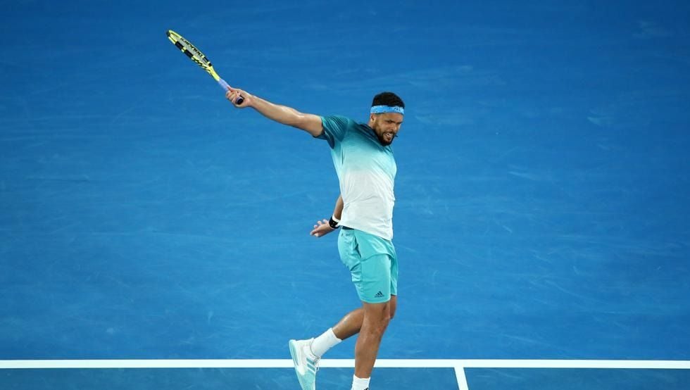 Jo-Wilfried Tsonga ejecutando un revés | Foto: ATP Tour