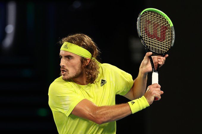 Tsitsipas cede sólo cuatro juegos ante Simon