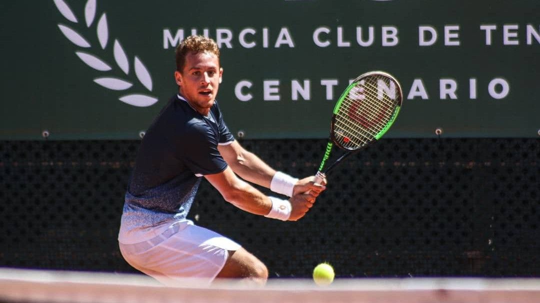 Carballés supera su debut ante un duro Bellucci