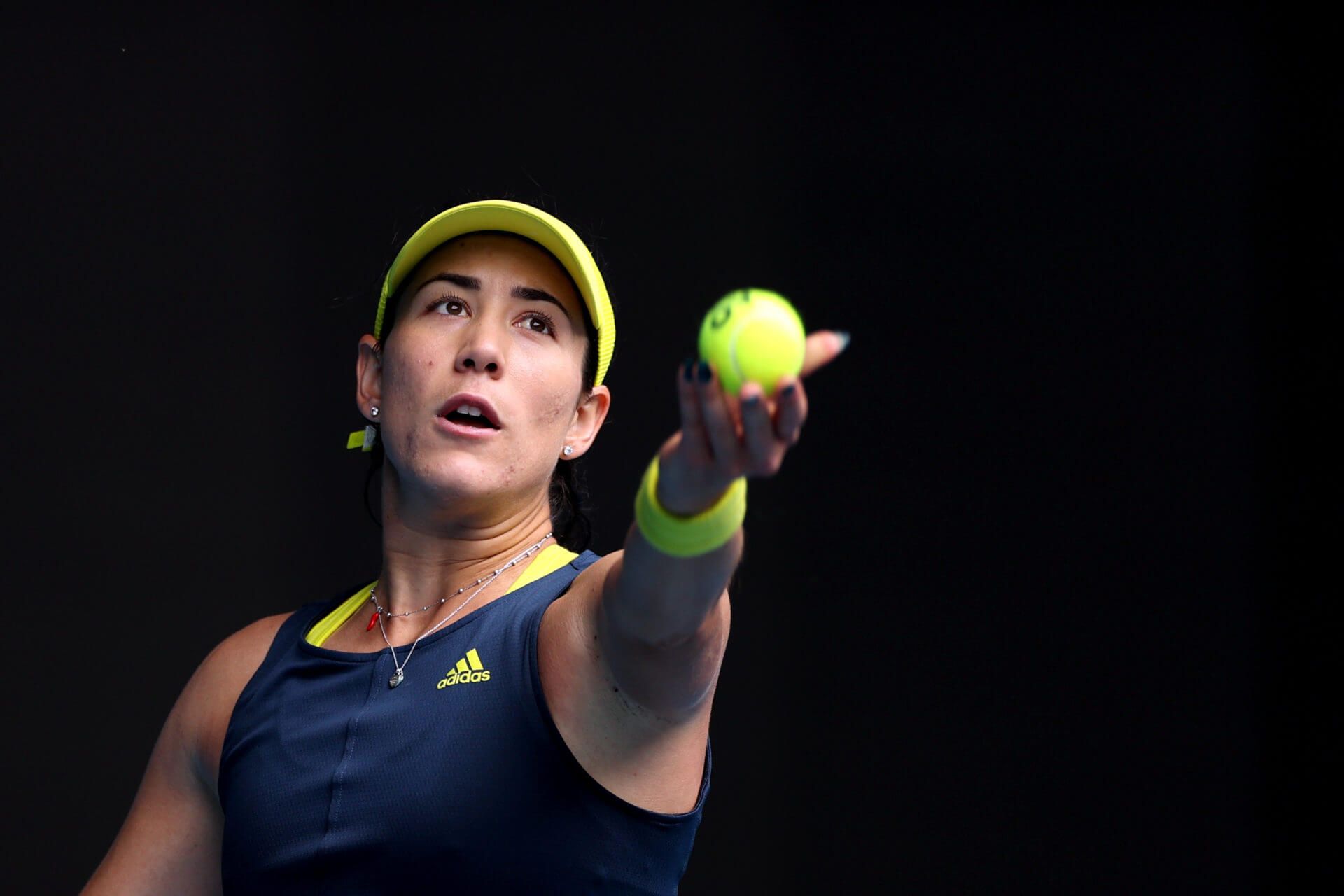 Muguruza se mantiene firme entre palo y palo