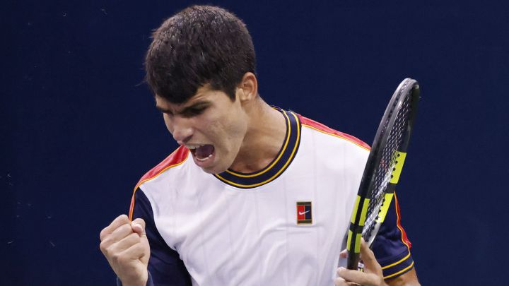 Alcaraz brilla ante Rinderknech y espera a Tsitsipas