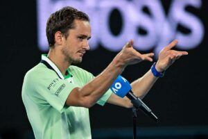 Medvedev jugar tenis treinta