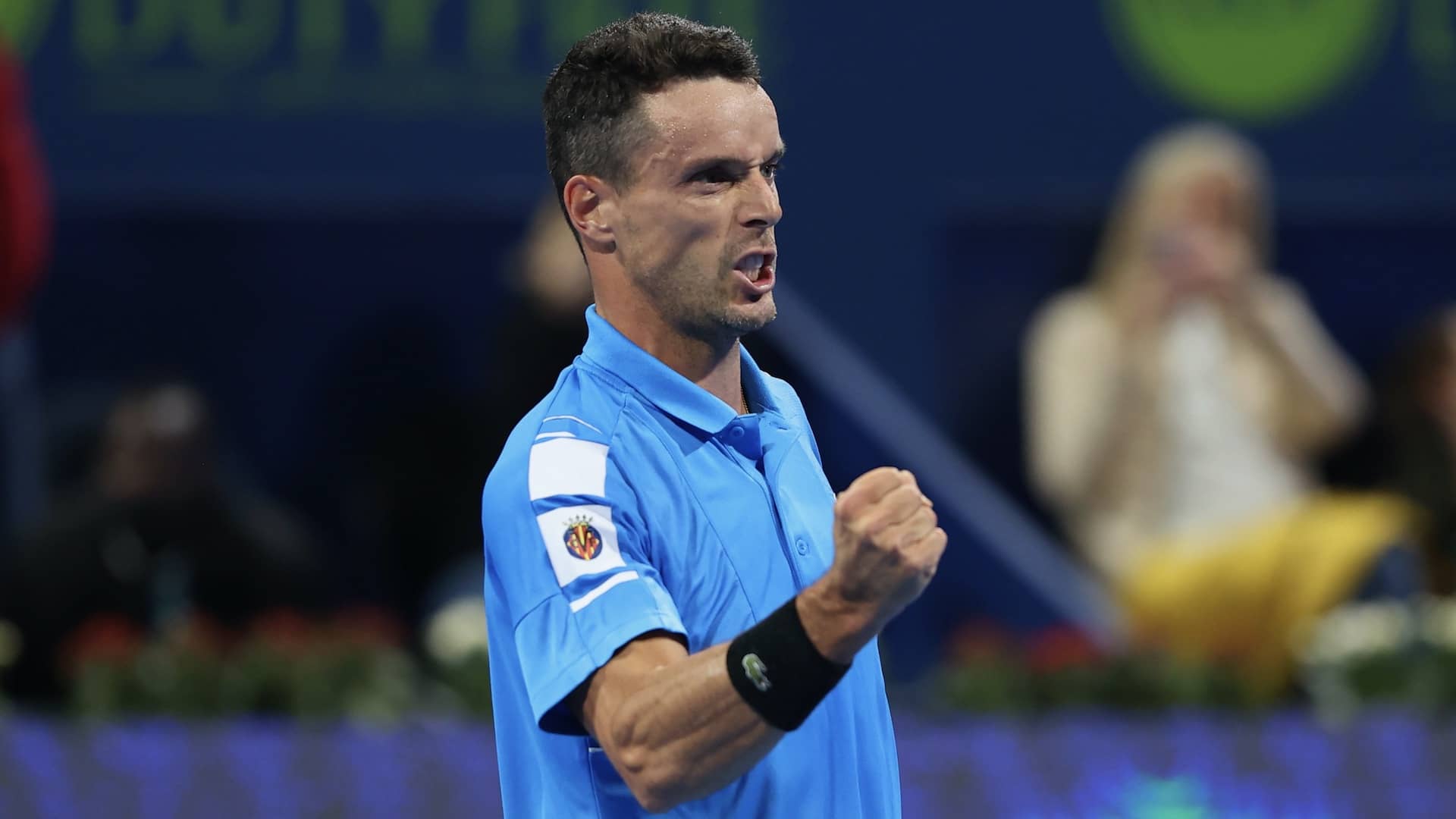 Bautista sigue en `on fire´ y finiquita a Davidovich