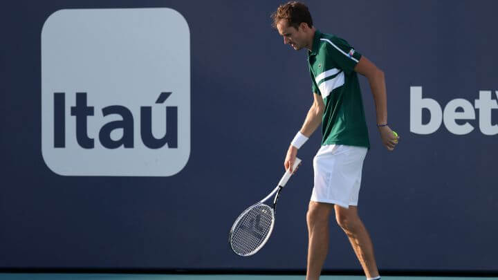 Medvedev lucha para ganar a Pedro Martínez en Miami