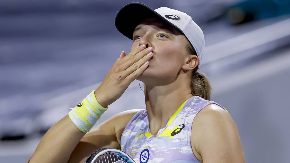 Swiatek arrolla a Buzarnescu y acerca la victoria a Polonia