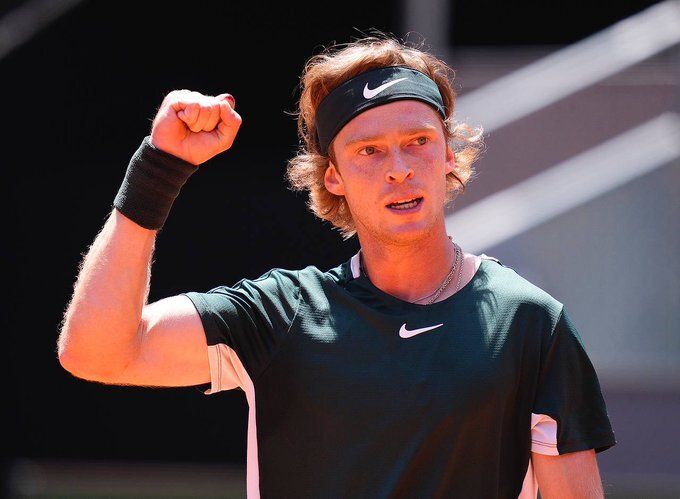 Rublev alcanza los cuartos ante un duro Evans