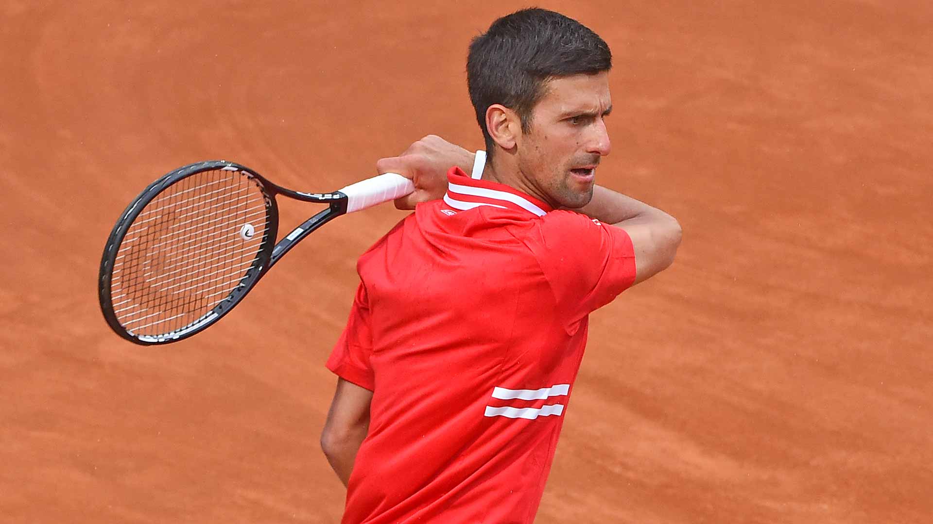 Novak Djokovic avanza en Madrid sin lucirse
