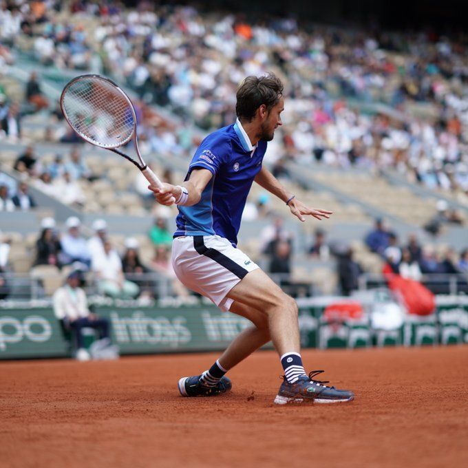 Medvedev obligado a trabajar para eliminar a Djere