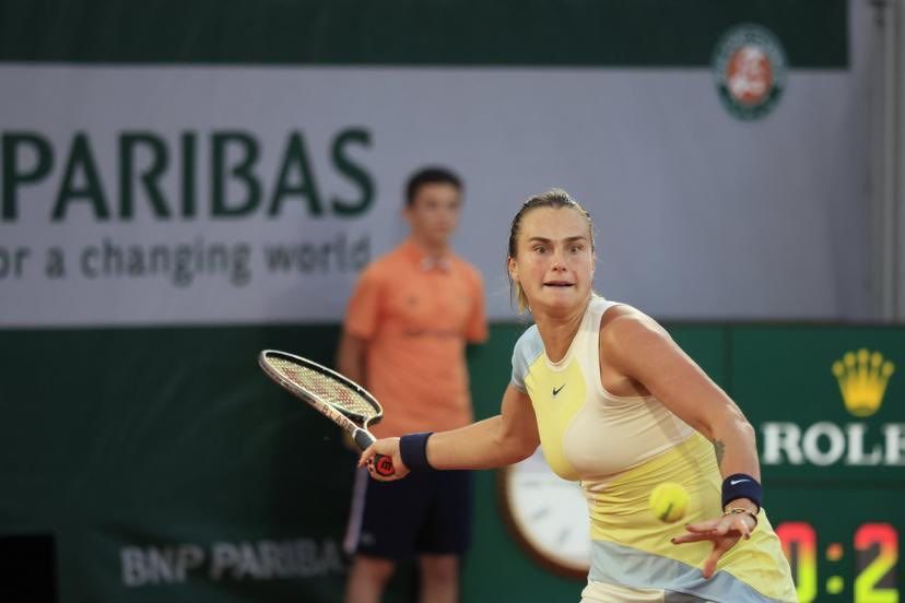 Sabalenka resiste a Paquet en Roland Garros