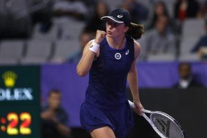 Swiatek, sólida rumbo a las semifinales de las WTA Finals. | Foto: WTA