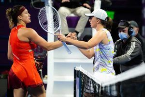 televisión horario world tennis league swiatek sabalenka