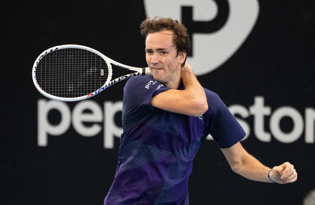 Medvedev avanza tras retiro de Sonego en Adelaida