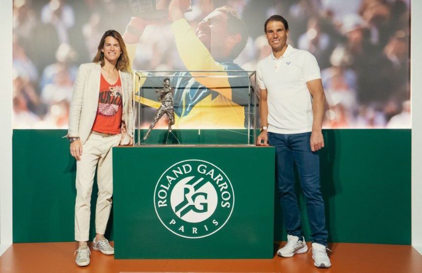 nadal recibe copia estatua