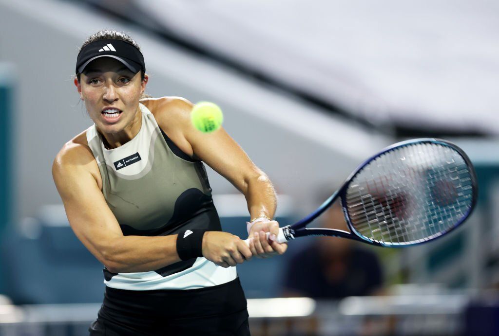 Pegula viene de atrás para avanzar en Miami Open