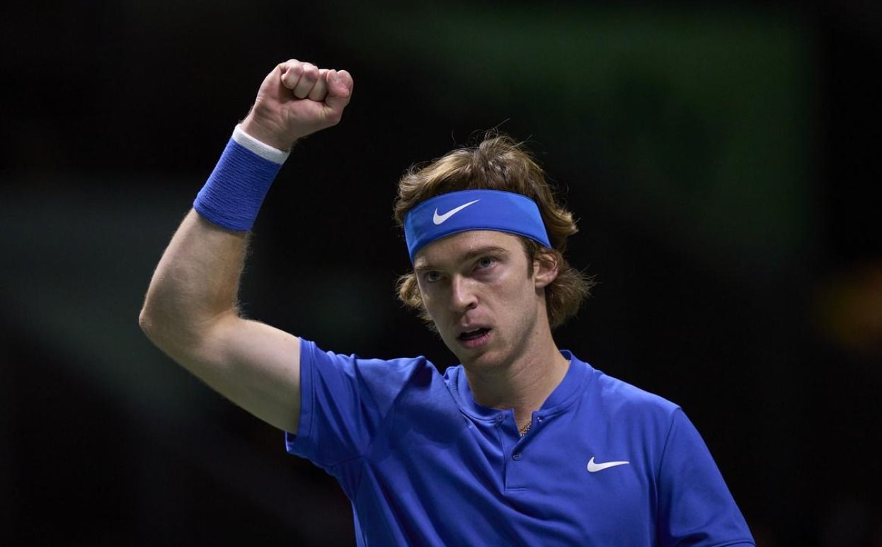 Rublev puede con Medvedev en una exhibición en México