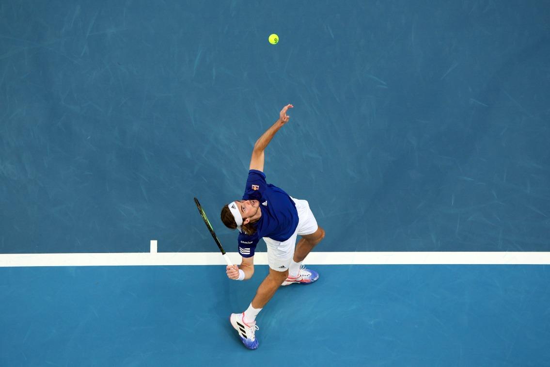 Stefanos Tsitsipas avanza sin jugar su partido