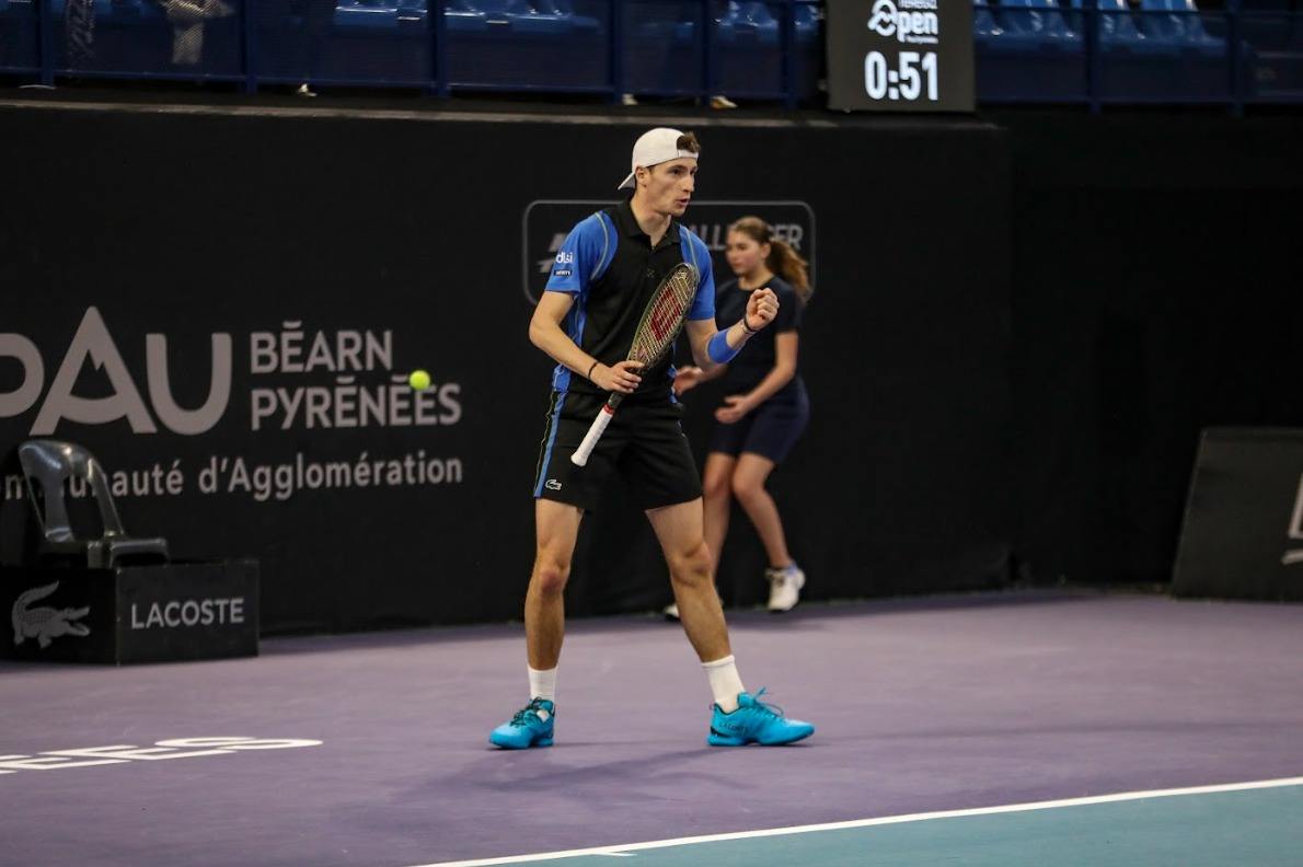 Humbert deja fuera del camino a Zapata