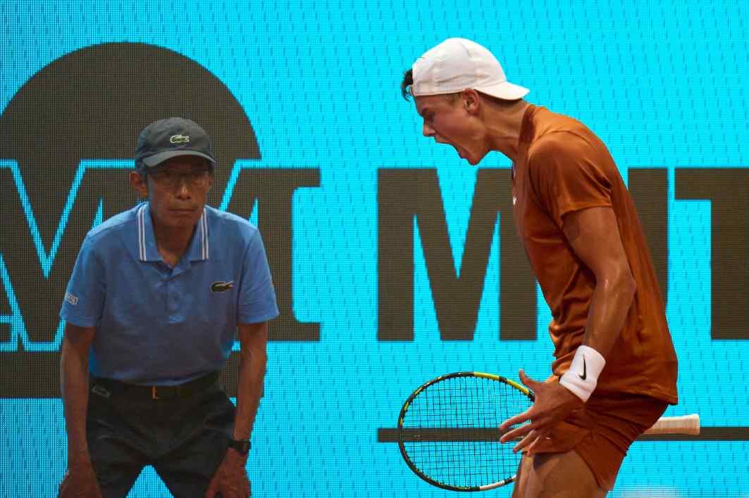 Rune vence a Djokovic en el encuentro post lluvia