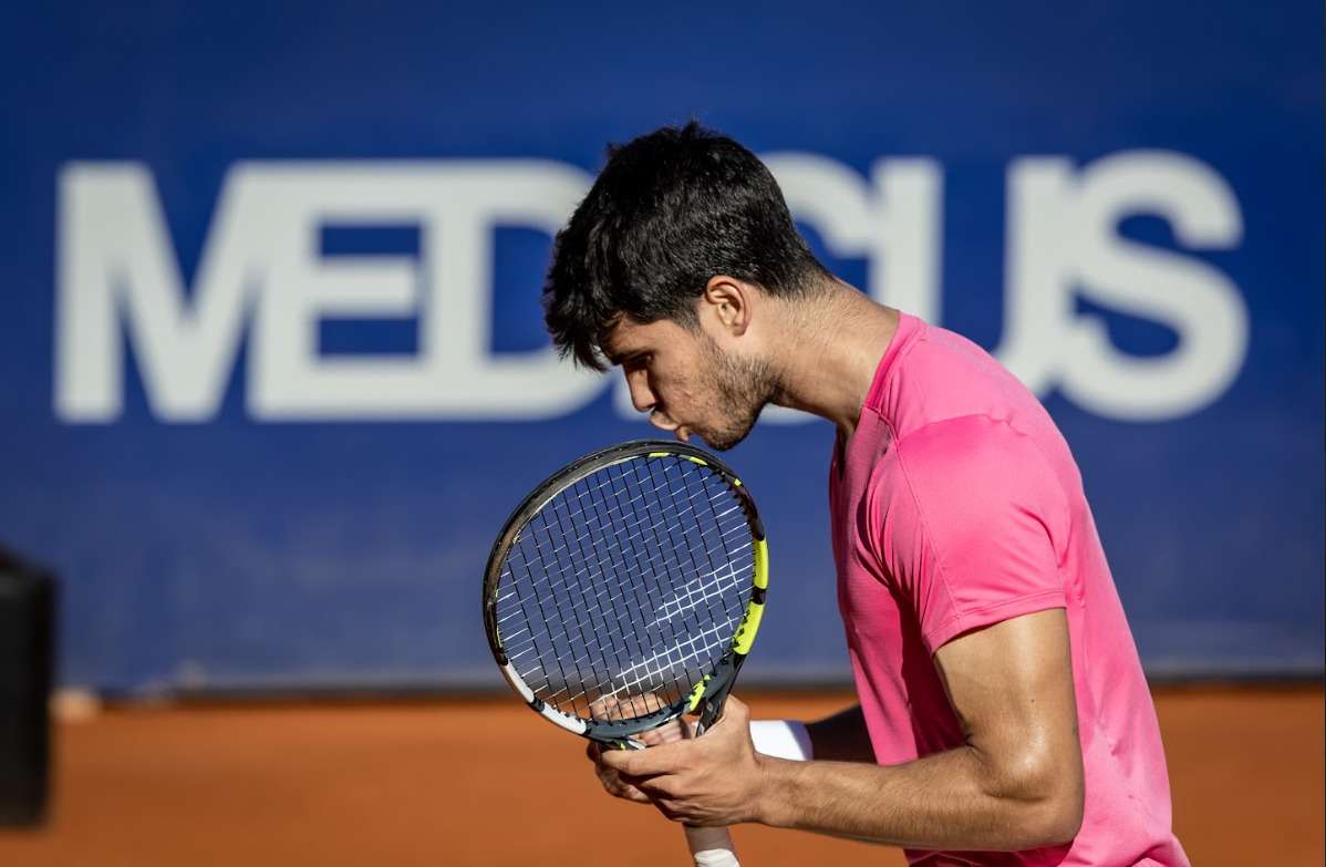 Alcaraz se estrena con victoria en Roland Garros