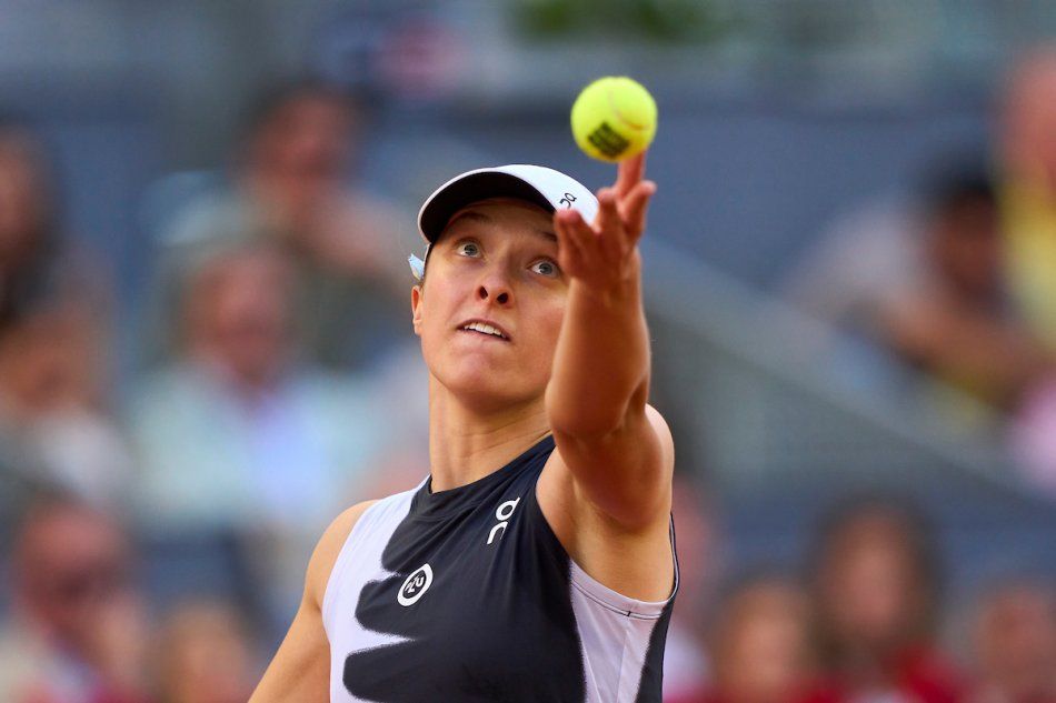 Swiatek avanza tras la retirada de Tsurenko
