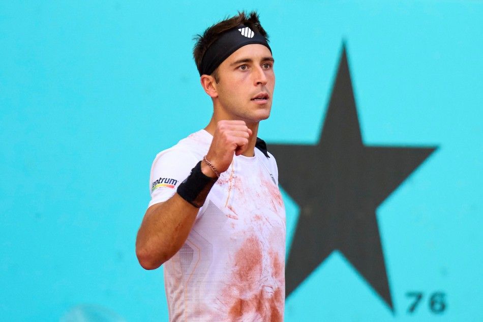 Etcheverry arrasa a Coric en Roland Garros