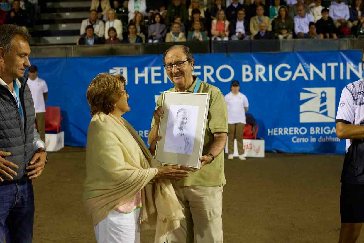 José Manuel satisfecho cartel conseguido