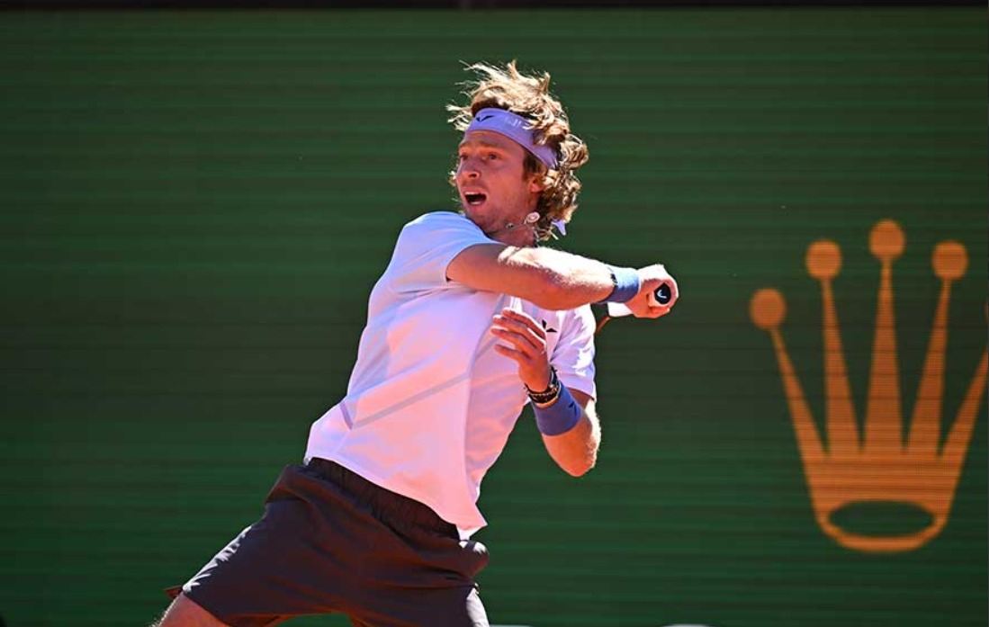 Rublev se impone a Zverev y está en semifinales