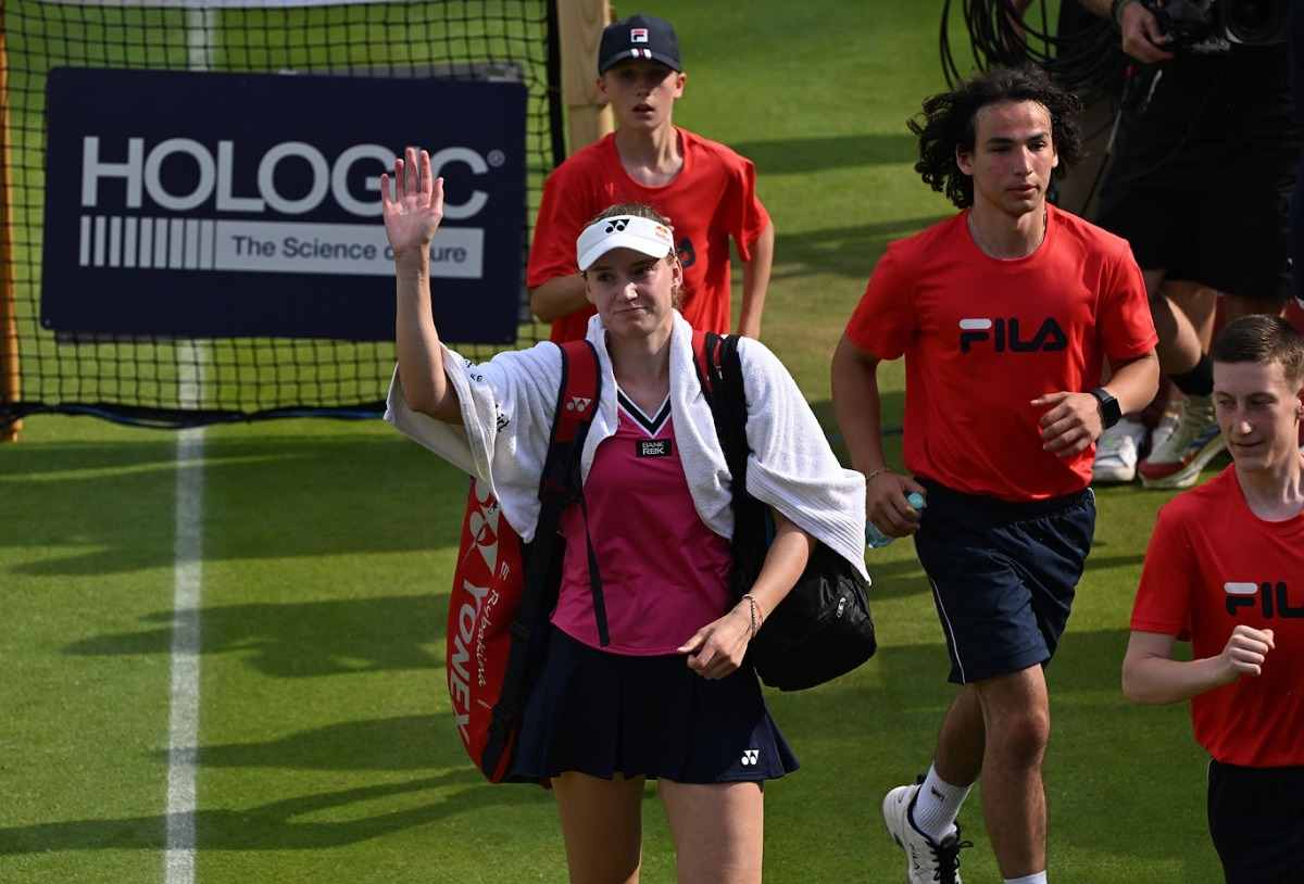 Rybakina vence tras la lesión de Haddad Maia en Wimbledon