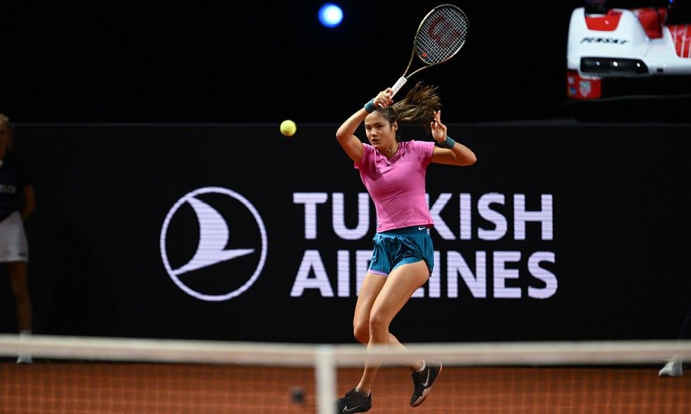 Raducanu vuelve a una pista de tenis