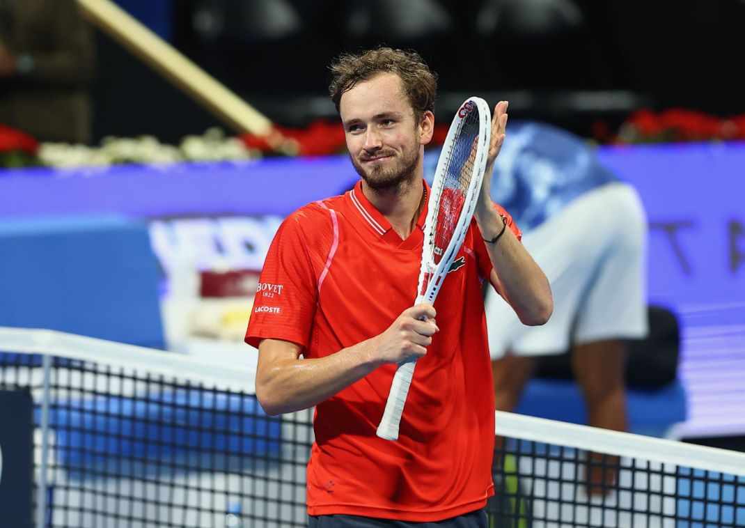 Medvedev vence a Musetti y continua su aventura en Toronto