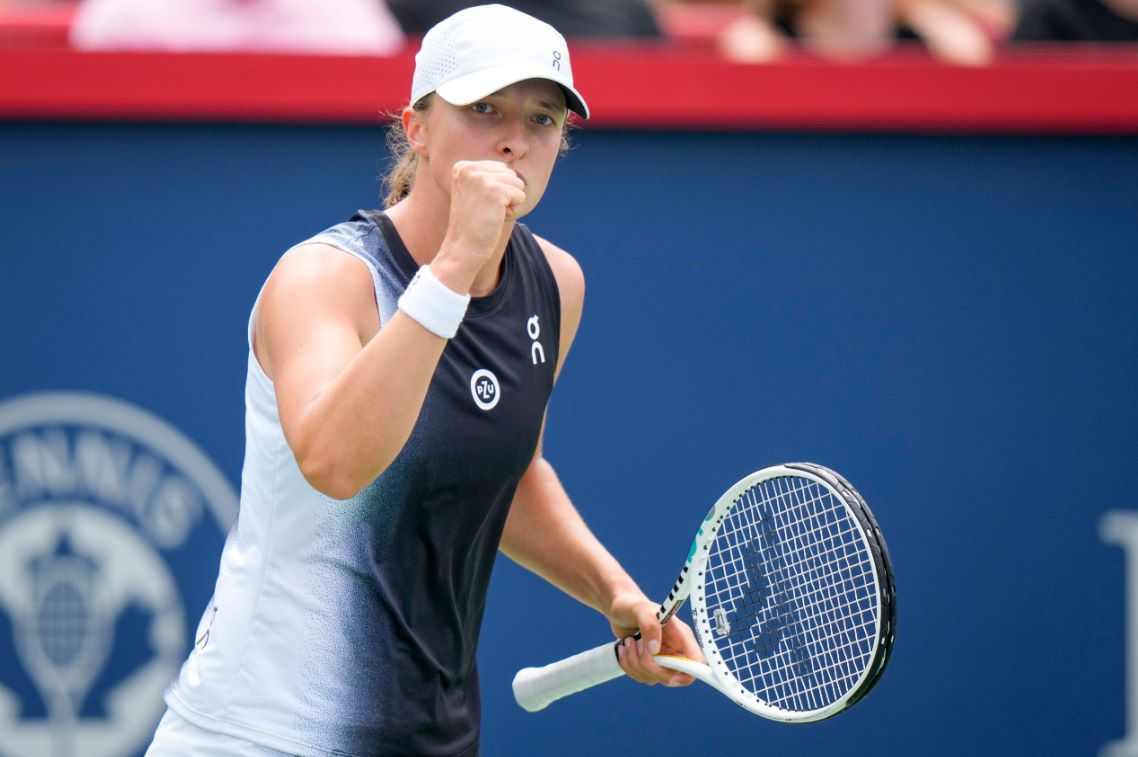 Swiatek trabaja demás para llegar a cuartos en Montreal