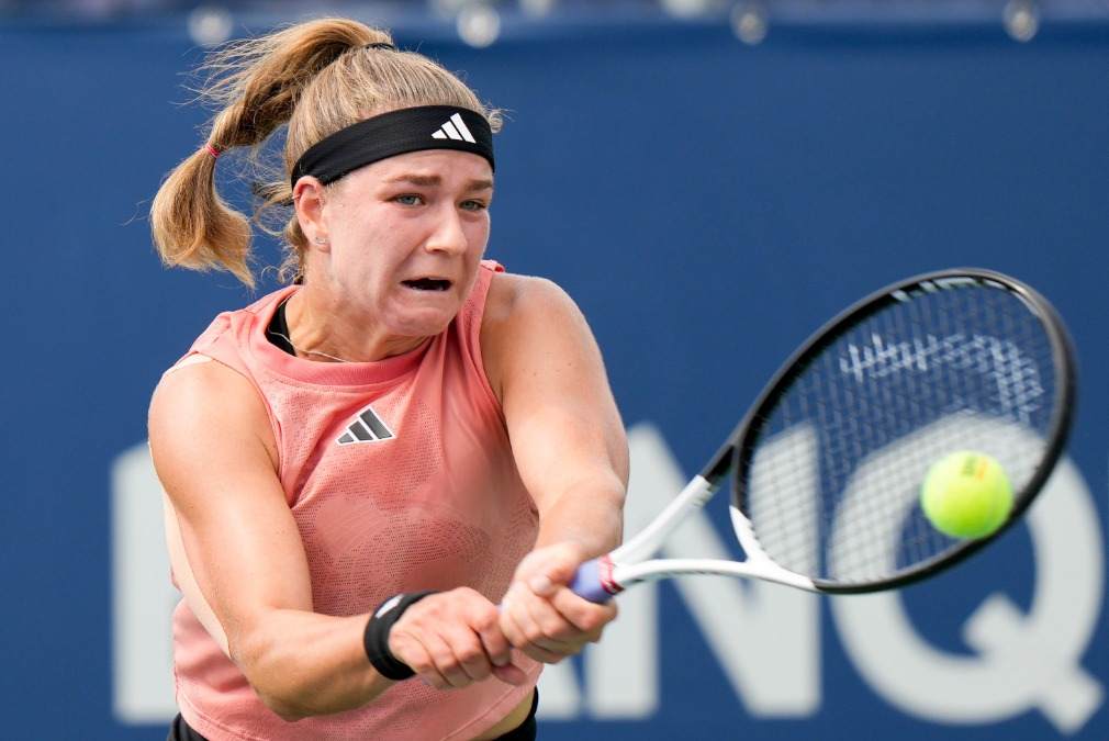 Muchova aprovecha la retirada de Bouzkova