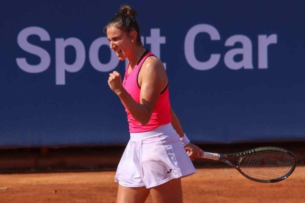 Sorribes avanza tras el retiro de Siniakova