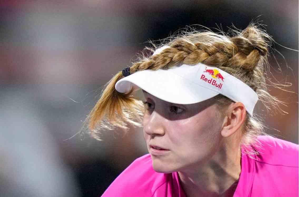 Rybakina se impone dentro de la madrugada a Kasatkina