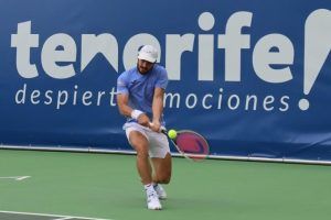 Alejandro Moro Cañas devolviendo un revés a dos manos. | Foto: Daniele Combi - MEF Tennis Events