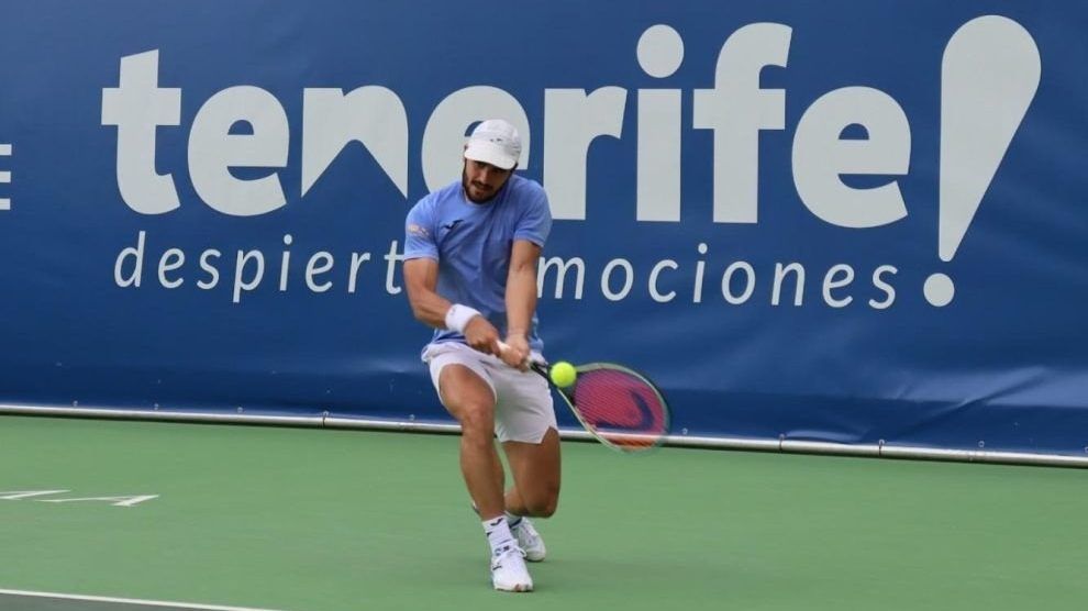 Alejandro Moro Cañas devolviendo un revés a dos manos. | Foto: Daniele Combi - MEF Tennis Events