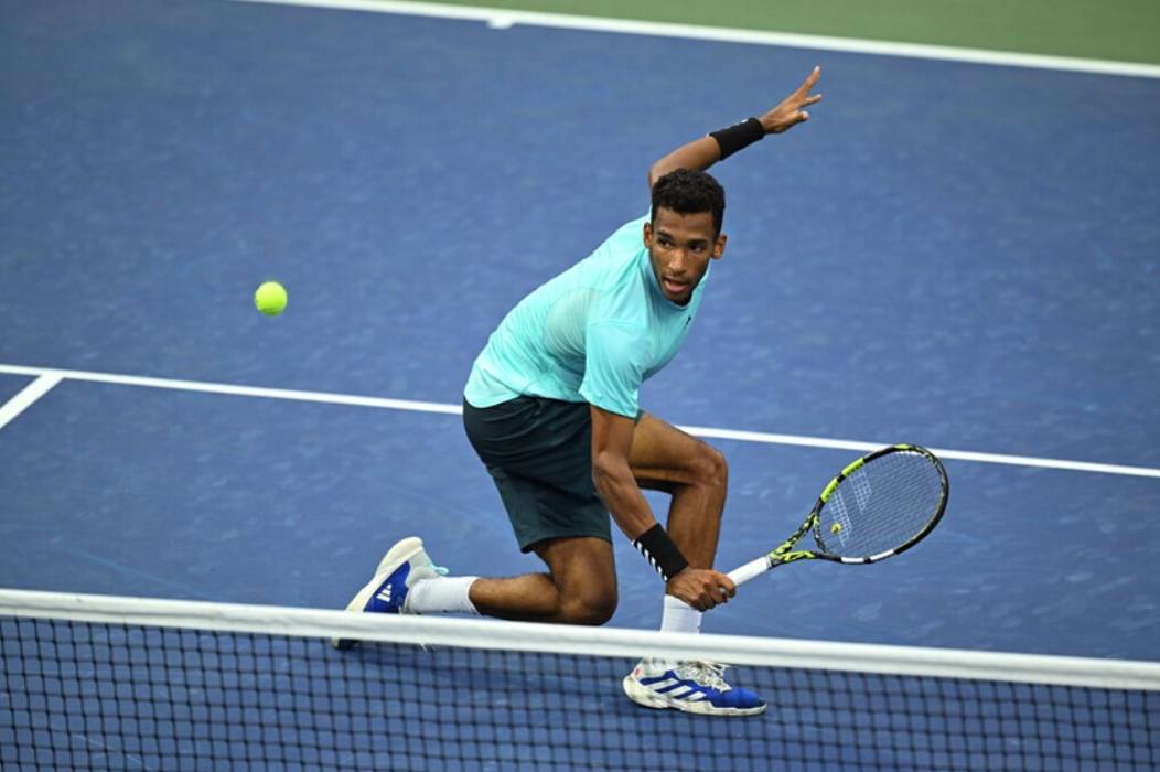 Aliassime arranca con el pie derecho en París