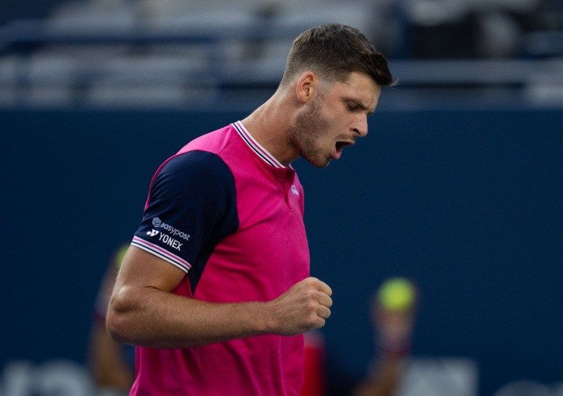 Hurkacz no se arruga y supera a Korda en Shanghai